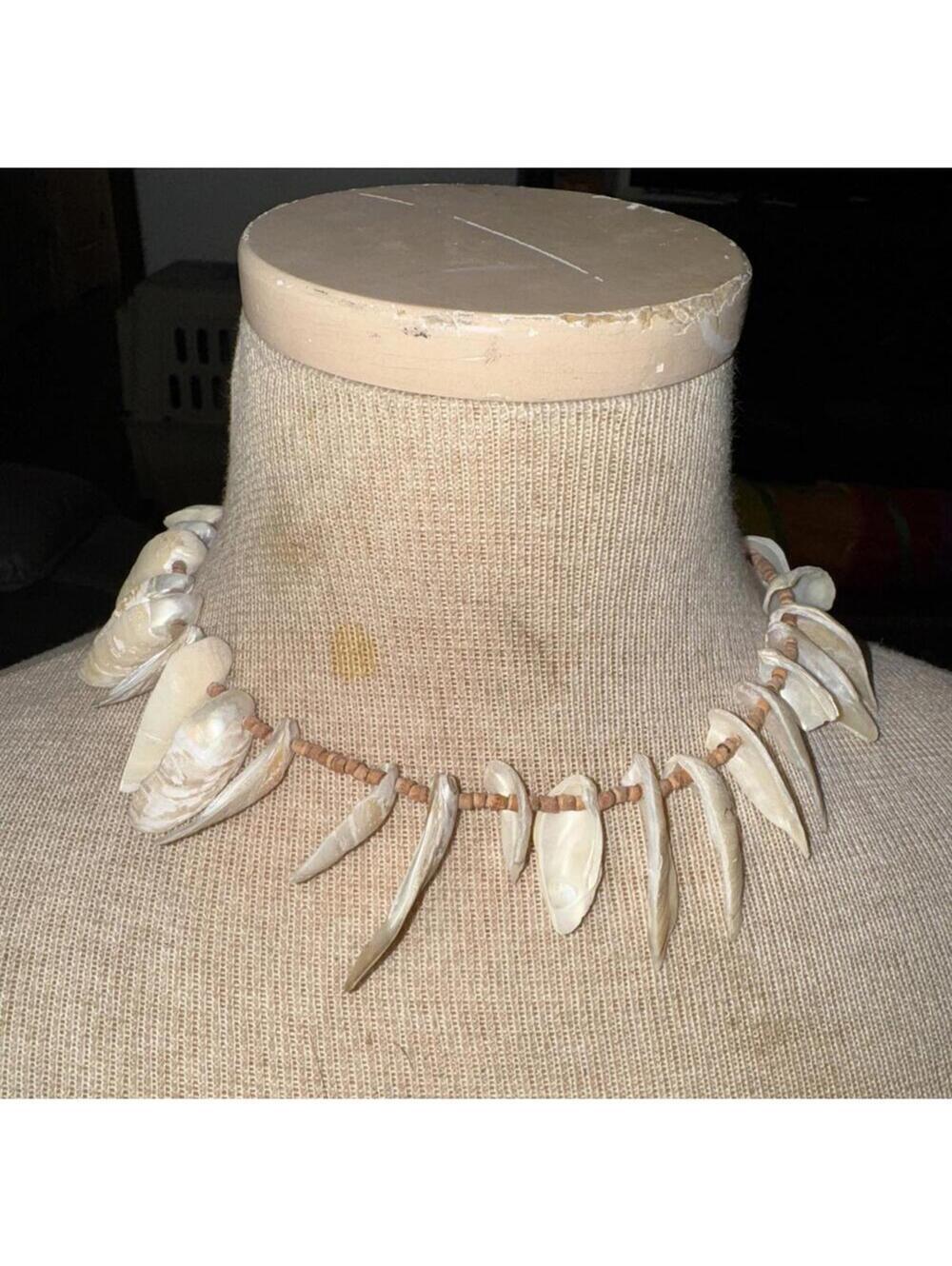 NECKLACE Vintage 1970s 16.5" Cream Shell Necklace with Bead Chain & Screw Barrel